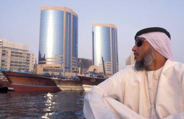  Dubai - 4 Ekim 2004: BAE 'nin Dubai kentindeki Dubai Creek' te Taxi Boat 'ta bir turdaki Arap adam.
