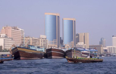 BAE, Dubai, 5 Ekim 2004: BAE 'deki Dubai şehrindeki Dubai Deresi' nde Harbor 'da tekneler.