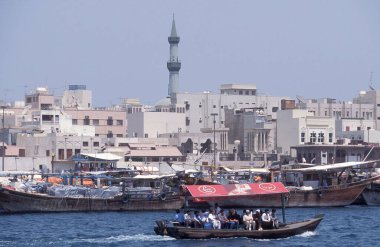 Dubai - 4 Ekim 2004: Arabistan Körfezi 'ndeki BAE' nin Dubai şehrindeki Dubai Koyu 'ndaki Feribot ve Taksi Tekneleri.