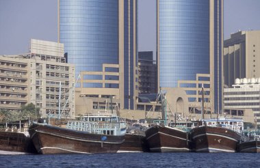 BAE, Dubai, 5 Ekim 2004: BAE 'deki Dubai şehrindeki Dubai Deresi' nde Harbor 'da tekneler.