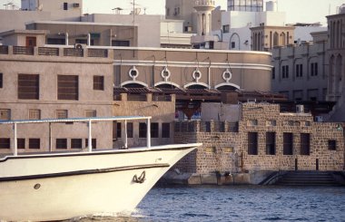 BAE, Dubai, 5 Ekim 2004: BAE 'nin Dubai şehrindeki Dubai Creek' te Harbor 'da tekne.