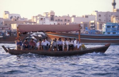 Dubai - 4 Ekim 2004: Arabistan Körfezi 'ndeki BAE' nin Dubai şehrindeki Dubai Koyu 'ndaki Feribot ve Taksi Tekneleri.