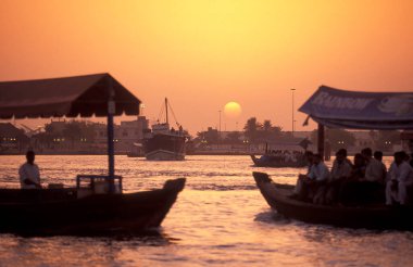 Bur Dubai 'nin merkezinde ya da BAE' nin Dubai şehrinde günbatımı. Dubai, 6 Ekim 2004