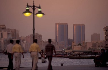 Bur Dubai 'nin Skyline' ı Dubai Creek 'te, Dubai' nin Dubai şehrinde 4 Ekim 2004