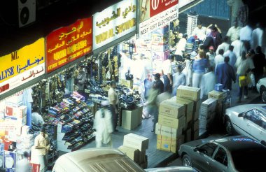 Arabistan Körfezi 'ndeki Dubai' nin Dubai şehrindeki Bur Dubai 'de geceleyin bir pazar - BAE, Dubai, 3 Ekim 2004