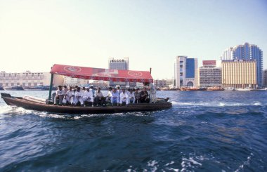 Dubai - 4 Ekim 2004: Arabistan Körfezi 'ndeki BAE' nin Dubai şehrindeki Dubai Koyu 'ndaki Feribot ve Taksi Tekneleri.