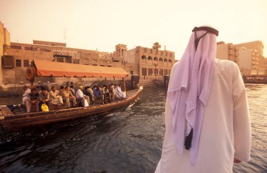 Dubai - 4 Ekim 2004: Arabistan Körfezi 'ndeki BAE' nin Dubai şehrindeki Dubai Koyu 'ndaki Feribot ve Taksi Tekneleri.
