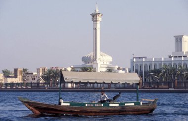 Dubai - 4 Ekim 2004: Arabistan Körfezi 'ndeki BAE' nin Dubai şehrindeki Dubai Koyu 'ndaki Feribot ve Taksi Tekneleri.