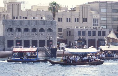 Dubai - 4 Ekim 2004: Arabistan Körfezi 'ndeki BAE' nin Dubai şehrindeki Dubai Koyu 'ndaki Feribot ve Taksi Tekneleri.