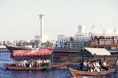 Dubai - 4 Ekim 2004: Arabistan Körfezi 'ndeki BAE' nin Dubai şehrindeki Dubai Koyu 'ndaki Feribot ve Taksi Tekneleri.