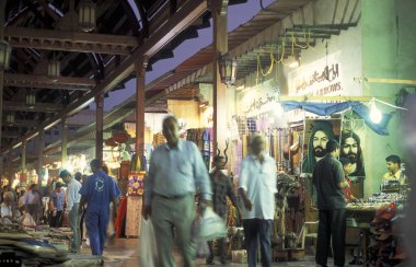 BAE, Dubai - 1 Ekim 2004: Souq ve Market in Old Town ve Dubai 'deki Bur Dubai alışveriş caddelerindeki insanlar.  