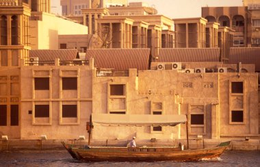 Dubai - 4 Ekim 2004: Arabistan Körfezi 'ndeki BAE' nin Dubai şehrindeki Dubai Koyu 'ndaki Feribot ve Taksi Tekneleri.