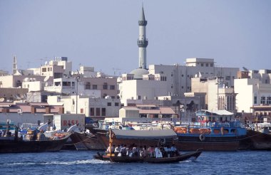 Dubai - 4 Ekim 2004: Arabistan Körfezi 'ndeki BAE' nin Dubai şehrindeki Dubai Koyu 'ndaki Feribot ve Taksi Tekneleri.