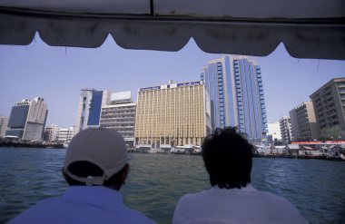 BAE 'nin Dubai' deki Bur Dubai 'nin merkezindeki Emirlik Bankası veya Eski Şehir, Dubai, 6 Ekim 2004