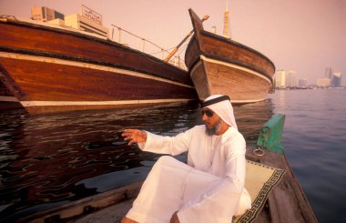  Dubai - 4 Ekim 2004: BAE 'nin Dubai kentindeki Dubai Creek' te Taxi Boat 'ta bir turdaki Arap adam.