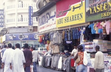 BAE, Dubai - 1 Ekim 2004: Souq ve Market in Old Town ve Dubai 'deki Bur Dubai alışveriş caddelerindeki insanlar.  