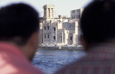 Dubai Deresi 'nden eski kasabaya veya Arabistan Körfezi' ndeki Dubai 'deki Bur Dubai' ye manzara - 4 Ekim 2004