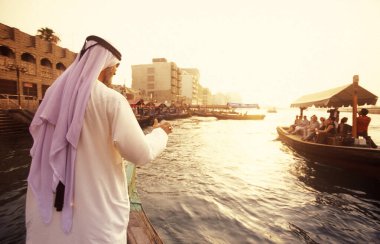  Dubai - 4 Ekim 2004: BAE 'nin Dubai kentindeki Dubai Creek' te Taxi Boat 'ta bir turdaki Arap adam.