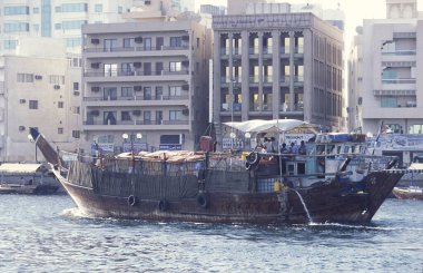 BAE, Dubai, 5 Ekim 2004: BAE 'deki Dubai şehrindeki Dubai Deresi' nde Harbor 'da tekneler.