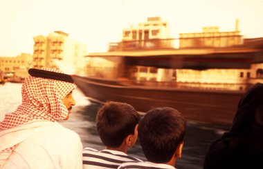 Dubai - 4 Ekim 2004: Arabistan Körfezi 'ndeki BAE' nin Dubai şehrindeki Dubai Koyu 'ndaki Feribot ve Taksi Tekneleri.