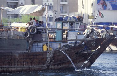 BAE, Dubai, 5 Ekim 2004: BAE 'deki Dubai şehrindeki Dubai Deresi' nde Harbor 'da tekneler.