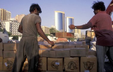 BAE 'nin Dubai şehrindeki Dubai' deki Harbor 'da kargo işi - BAE, Dubai, 5 Ekim 2004