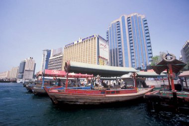 Dubai - 4 Ekim 2004: Arabistan Körfezi 'ndeki BAE' nin Dubai şehrindeki Dubai Koyu 'ndaki Feribot ve Taksi Tekneleri.