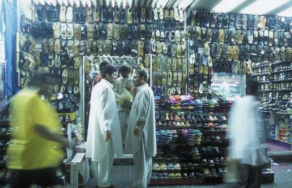 Arabistan Körfezi 'ndeki Arap Emirlikleri' nin Dubai şehrindeki eski bir kasabada bir ayakkabı mağazası..