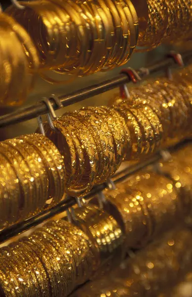 Altın Mücevherler, Arabistan Körfezi 'ndeki Dubai' deki Gold Souq 'da bir dükkanda. Birleşik Arap Emirlikleri, Dubai, Ekim 1, 2004