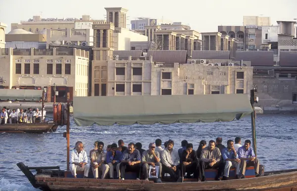 Dubai - 4 Ekim 2004: Arabistan Körfezi 'ndeki BAE' nin Dubai şehrindeki Dubai Koyu 'ndaki Feribot ve Taksi Tekneleri.