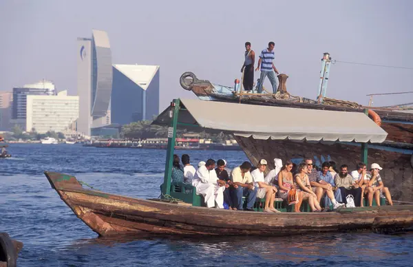 Dubai - 4 Ekim 2004: Arabistan Körfezi 'ndeki BAE' nin Dubai şehrindeki Dubai Koyu 'ndaki Feribot ve Taksi Tekneleri.