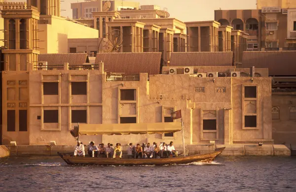 Dubai - 4 Ekim 2004: Arabistan Körfezi 'ndeki BAE' nin Dubai şehrindeki Dubai Koyu 'ndaki Feribot ve Taksi Tekneleri.