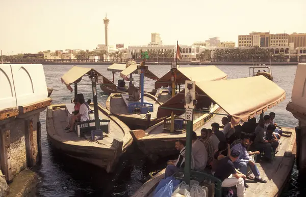 Dubai - 4 Ekim 2004: Arabistan Körfezi 'ndeki BAE' nin Dubai şehrindeki Dubai Koyu 'ndaki Feribot ve Taksi Tekneleri.