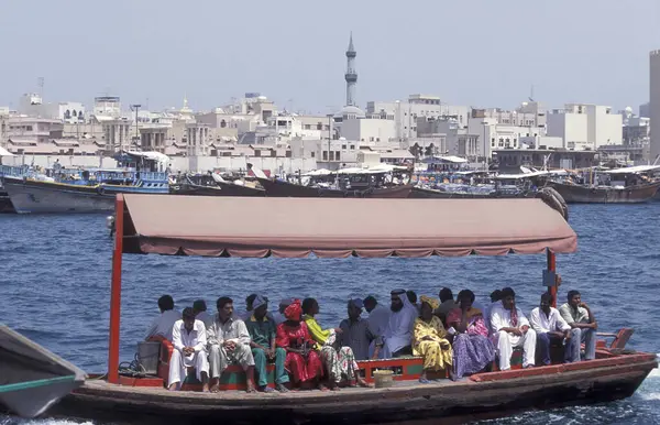 Dubai - 4 Ekim 2004: Arabistan Körfezi 'ndeki BAE' nin Dubai şehrindeki Dubai Koyu 'ndaki Feribot ve Taksi Tekneleri.
