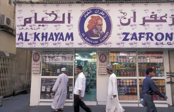 BAE, Dubai - 1 Ekim 2004: Souq ve Market in Old Town ve Dubai 'deki Bur Dubai alışveriş caddelerindeki insanlar.  