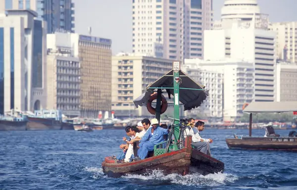 Dubai - 4 Ekim 2004: Arabistan Körfezi 'ndeki BAE' nin Dubai şehrindeki Dubai Koyu 'ndaki Feribot ve Taksi Tekneleri.