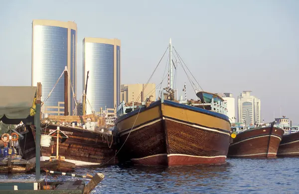 BAE, Dubai, 5 Ekim 2004: BAE 'deki Dubai şehrindeki Dubai Deresi' nde Harbor 'da tekneler.