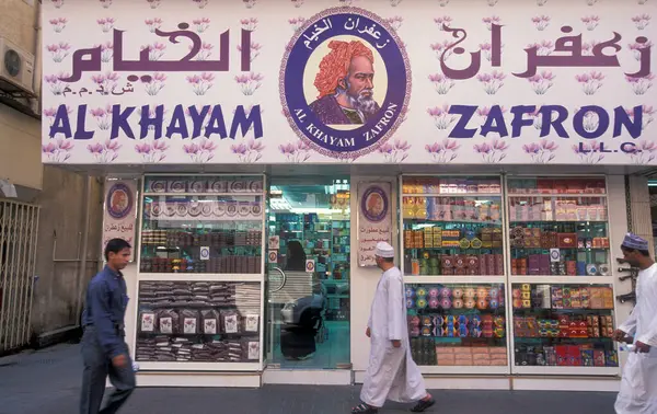 BAE, Dubai - 1 Ekim 2004: Souq ve Market in Old Town ve Dubai 'deki Bur Dubai alışveriş caddelerindeki insanlar.  