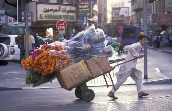 Kargo, BAE 'nin Dubai şehrindeki Dubai' deki Dubai Deresi 'ndeki Harbor' da çalışıyor. BAE, Dubai, Ekim, 5, 2004