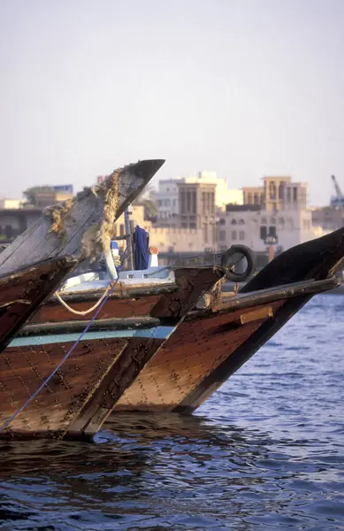 BAE, Dubai, 5 Ekim 2004: BAE 'deki Dubai şehrindeki Dubai Deresi' nde Harbor 'da tekneler.