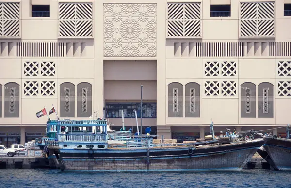 BAE, Dubai, 5 Ekim 2004: BAE 'deki Dubai şehrindeki Dubai Deresi' nde Harbor 'da tekneler.