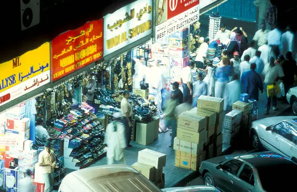 Arabistan Körfezi 'ndeki Dubai' nin Dubai şehrindeki Bur Dubai 'de geceleyin bir pazar - BAE, Dubai, 3 Ekim 2004