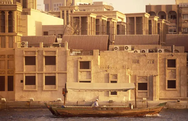 Dubai - 4 Ekim 2004: Arabistan Körfezi 'ndeki BAE' nin Dubai şehrindeki Dubai Koyu 'ndaki Feribot ve Taksi Tekneleri.