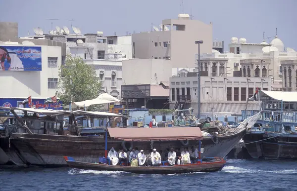 Dubai - 4 Ekim 2004: Arabistan Körfezi 'ndeki BAE' nin Dubai şehrindeki Dubai Koyu 'ndaki Feribot ve Taksi Tekneleri.