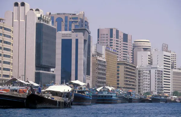 Bur Dubai 'nin Skyline' ı Dubai Creek 'te, Dubai' nin Dubai şehrinde 4 Ekim 2004