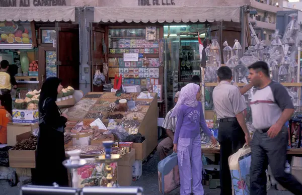 BAE, Dubai - 1 Ekim 2004: Souq ve Market in Old Town ve Dubai 'deki Bur Dubai alışveriş caddelerindeki insanlar.  