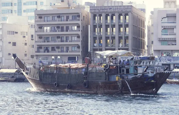 BAE, Dubai, 5 Ekim 2004: BAE 'deki Dubai şehrindeki Dubai Deresi' nde Harbor 'da tekneler.