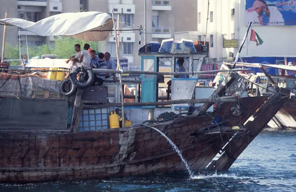 BAE, Dubai, 5 Ekim 2004: BAE 'deki Dubai şehrindeki Dubai Deresi' nde Harbor 'da tekneler.