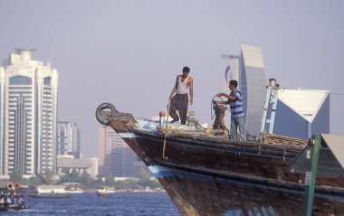 BAE, Dubai, 5 Ekim 2004: BAE 'deki Dubai şehrindeki Dubai Deresi' nde Harbor 'da tekneler.