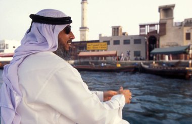  Dubai - 4 Ekim 2004: BAE 'nin Dubai kentindeki Dubai Creek' te Taxi Boat 'ta bir turdaki Arap adam.